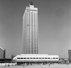 Németország, Berlin, Kelet-Berlin, Alexanderplatz, Hotel Stadt Berlin., 1970, Nagy Gyula, szálloda, NDK, lámpaoszlop, felhőkarcoló, Kelet-Berlin, modern építészet, Roland Korn-terv, Heinz Scharlipp-terv, Hans Erich Bogatzky-terv, Fortepan #60037