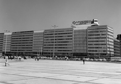 Németország, Berlin, Kelet-Berlin, Alexanderplatz, Haus der Elektroindustrie., 1970, Nagy Gyula, NDK, lámpaoszlop, Kelet-Berlin, modern építészet, Heinz Mehlan-terv, Emil Leibold-terv, Peter Skujin-terv, Fortepan #60038