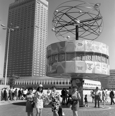 Németország, Berlin, Kelet-Berlin, Alexanderplatz., 1970, Nagy Gyula, szálloda, világóra, NDK, lámpaoszlop, felhőkarcoló, Kelet-Berlin, modern építészet, Roland Korn-terv, Heinz Scharlipp-terv, Hans Erich Bogatzky-terv, Erich John-terv, Fortepan #60040