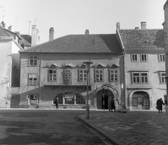 Magyarország, Sopron, Fő (Beloiannisz) tér 3., Gambrinus-ház, jobbra a Kolostor utca., 1969, Nagy Gyula, kapu, Fortepan #60059