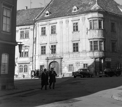 Magyarország, Sopron, Fő (Beloiannisz) tér, szemben a Stornó-ház. A felvétel 1969. november 14-én a bécsi diplomáciai testület tagjainak és Ausztria vezető politikusainak látogatásakor készült., 1969, Nagy Gyula, GAZ-márka, Mercedes-márka, automobil, GAZ M21 Volga, Fortepan #60061