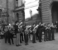 Magyarország, Sopron, Fő (Beloiannisz) tér, balra a Hűségkapu, jobbra a Városháza. A felvétel 1969. november 14-én a bécsi diplomáciai testület tagjainak és Ausztria vezető politikusainak látogatásakor készült., 1969, Nagy Gyula, fúvószenekar, Fortepan #60069