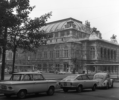 Ausztria, Bécs, Opernring, Operaház., 1975, Nagy Gyula, német gyártmány, Fiat-márka, Volkswagen-márka, olasz gyártmány, neoreneszánsz, automobil, rendszám, NSU-márka, Fiat 850, Volkswagen Bogár, országjelzés, August Sicard von Sicardsburg-terv, Eduard van der Nüll-terv, Fortepan #60077