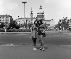 Magyarország, Budapest V., Deák Ferenc tér az Erzsébet (Engels) térnél, háttérben a Bazilika., 1972, Nagy Gyula, divat, rövidnadrág, szandál, Budapest, Fortepan #60085