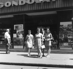 Magyarország, Budapest V., Váci utca a Gondolat Könyvesbolt előtt., 1972, Nagy Gyula, Budapest, Fortepan #60087