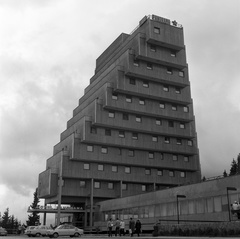 Szlovákia,Magas-Tátra, Csorba-tó, Panorama Hotel., 1975, Nagy Gyula, Csehszlovákia, szálloda, vörös csillag, modern építészet, Tátra hegység, Zdeněk Řihák-terv, Fortepan #60090