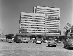 Magyarország, Kecskemét, Deák Ferenc tér 3., Pártház és Megyei Tanács., 1975, Nagy Gyula, Trabant-márka, Zastava-márka, Lada-márka, Wartburg-márka, Zaporozsec-márka, Nysa 522, Fortepan #60092