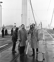 Magyarország, Budapest I., Erzsébet híd budai hídfő, a híd avatása előtti utolsó mérések., 1964, Nagy Gyula, híd, zászló, hídépítés, lámpaoszlop, Budapest, függőhíd, Sávoly Pál-terv, földmérő, szintező, Fortepan #60102