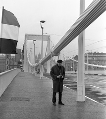 Magyarország, Budapest V., Erzsébet híd a pesti hídfő felé nézve a híd avatása előtt., 1964, Nagy Gyula, híd, zászló, fényképezőgép, lámpaoszlop, svájcisapka, Meopta Flexaret, Budapest, Sávoly Pál-terv, Fortepan #60103