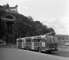 Magyarország, Budapest I., Erzsébet híd budai hídfő. Balra a Szent Gellért emlékmű alatt a vízesés., 1975, Nagy Gyula, autóbusz, magyar gyártmány, szobor, Ikarus-márka, Ikarus 280, Budapest, Szent Gellért-ábrázolás, Fortepan #60115