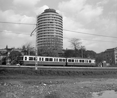 Magyarország, Budapest XII.,Budapest II., Fogaskerekű a Városmajor végállomás közelében, háttérben a Szilágyi Erzsébet fasor a Budapest körszállóval., 1979, Nagy Gyula, szálloda, modern építészet, Budapest, Szrogh György-terv, Fortepan #60119