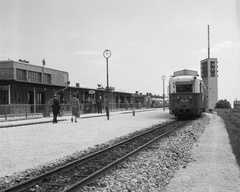 Magyarország, Széchenyihegy, Budapest XII., a Gyermekvasút (Úttörővasút) végállomása, háttérben a TV torony., 1970, Nagy Gyula, vasút, úttörő, vörös csillag, vasútállomás, Ganz-márka, adótorony, Gyermekvasút, Budapest, Fortepan #60125