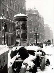 Magyarország, Budapest V., Váci utca a Piarista köztől a Szabad sajtó (Eskü) út felé nézve. Balra a Klotild paloták., 1945, Fortepan, hó, plakát, utcakép, hirdetőoszlop, járműroncs, szovjet katona, Steyr 50/55 Baby, Budapest, Fortepan #60133