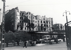 Magyarország, Budapest I.,Budapest II., Széll Kálmán tér, a Vérmező út lerombolt házsora a Várfok utca felé nézve., 1945, Fortepan, Budapest, pavilon, lámpaoszlop, járókelő, villamos, rézsű, Fortepan #60139