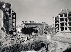 Magyarország, Budapest I., Hattyú utca, szemben a Budai Apolló mozi romja (később játszótér van a helyén), mögötte a Széna téri épületek. Balra a Hattyú utca 12., 1945, Fortepan, Budapest, háborús kár, épületkár, Fortepan #60145