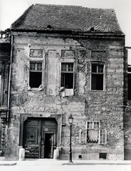 Magyarország, budai Vár, Budapest I., Dísz tér 13., 1945, Fortepan, háborús kár, épületkár, Budapest, lámpaoszlop, golyónyom, Fortepan #60147