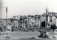 Magyarország, Budapest I.,Budapest II., Széll Kálmán tér, szemben a Vérmező út épületei felett az Országos Levéltár tornya., 1945, Fortepan, háborús kár, útjelző tábla, villamos, rom, villamosmegálló, tábla, Budapest, cirill írás, Fortepan #60150