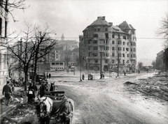 Magyarország, Budapest II., Széll Kálmán tér a Szilágyi Erzsébet (Olasz) fasor felől nézve. Szemben a Várfok utca épületei, jobbra a Krisztina körút., 1945, Fortepan, háborús kár, lovaskocsi, teherautó, Budapest, Fortepan #60156