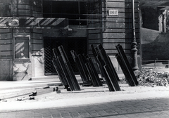 Magyarország, Budapest V., Szabad sajtó (Eskü) út - Március 15. (Eskü) tér sarok, a romos Osztálysorsjáték palota., 1945, Fortepan, gerenda, utcanévtábla, harckocsi akadály, Budapest, Fortepan #60158