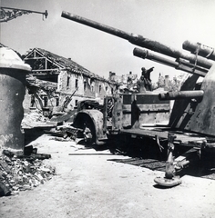 Magyarország, budai Vár, Budapest I., VOMAG autóbusz alvázára szerelt 88 mm-es légvédelmi löveg a Halászbástyán, háttérben Julianus és Gellért barát szobra., 1945, Fortepan, háborús kár, német gyártmány, járműroncs, löveg, harcjármű, Budapest, légvédelmi ágyú, képarány: négyzetes, Fortepan #60159