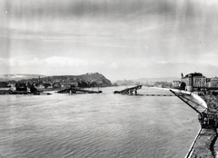 Magyarország, Budapest I.,Budapest IX., látkép a ferencvárosi Duna-partról a belváros felé, előtérben a felrobbantott Petőfi (Horthy Miklós) híd., 1945, Fortepan, látkép, hídroncs, Duna, raktár, Budapest, Duna-híd, gabonatároló, Christian Ulrich-terv, Álgyay Hubert Pál-terv, Fortepan #60160