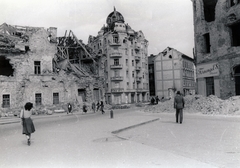 Magyarország, Budapest I.,Budapest II., Széna tér, balra a régi Szent János Kórház romjai, szemben a Varsányi Irén (Görgey Artúr) utca - Csalogány utca sarok., 1945, Fortepan, cégtábla, rom, épületkár, Budapest, Fortepan #60169