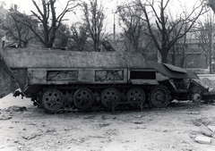 Magyarország, Budapest I., Vérmező, német gyártmányú Sd.kfz. 251 féllánctalpas csapatszállító roncsa, háttérben a Déli pályaudvar., 1945, Fortepan, német gyártmány, járműroncs, Hanomag-márka, harcjármű, Sonderkraftfahrzeug 251, Budapest, Fortepan #60172