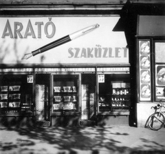 Hungary, Budapest VI., Andrássy út 54., 1946, Nagy Gyula, Budapest, store display, Show window, sign-board, tradie, fountain pen, fountain pen shop, Fortepan #60189