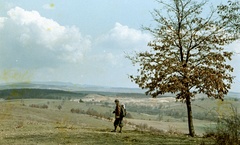 Szlovákia, Poltár, látkép a várostól délkelet felé nézve., 1958, Zsanda Zsolt, Vajszada Károly, Csehszlovákia, színes, tájkép, hátizsák, Fortepan #60211