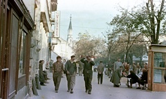 Szlovákia, Losonc, ulica Tomása Garrigue Masaryka a református templom felé nézve., 1959, Zsanda Zsolt, Vajszada Károly, Csehszlovákia, színes, borozó, babakocsi, utcakép, telefonfülke, hárman, Fortepan #60229