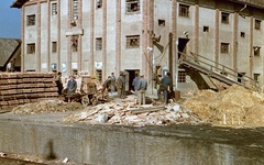 Szlovákia, Ipolyberzence, tégla és cserépgyár., 1959, Zsanda Zsolt, Vajszada Károly, Csehszlovákia, színes, vörös csillag, hangszóró, kézikocsi, Fortepan #60239