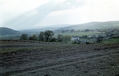 Szlovákia, Poltár, kilátás a város felől az Ipoly völgyére, előtérben Ipolyszele (ekkor önálló, ma a város része) kápolnája a Török hídnál., 1960, Zsanda Zsolt, Vajszada Károly, Csehszlovákia, színes, Fortepan #60248