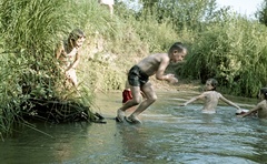 Szlovákia, Poltár, az Ipoly a falu közelében., 1960, Zsanda Zsolt, Vajszada Károly, Csehszlovákia, színes, fürdőzés, Fortepan #60253