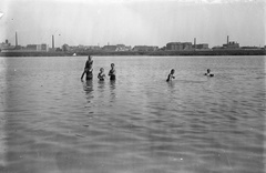 Magyarország, Budapest XI., Lágymányosi-tó, háttérben a Duna túlpartján a Soroksári út épületei., 1931, Zsohár Zsuzsa, fürdőzés, életkép, gőzmalom, Budapest, Fortepan #60288