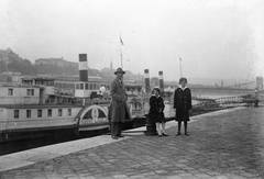 Magyarország, Budapest V., Szent László gőzhajó a Vigadó téri hajóállomásnál., 1931, Zsohár Zsuzsa, kalap, csoportkép, diáksapka, férfi, lány, gőzhajó, lapátkerekes hajó, hajóállomás, Szent László/Petőfi hajó, Budapest, hárman, kikötőbak, Fortepan #60298