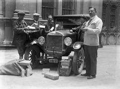 Magyarország, Budapest IX., Fővám tér, a Fővámpalota díszudvara (később a Corvinus Egyetem aulája)., 1931, Zsohár Zsuzsa, amerikai gyártmány, csoportkép, Ford-márka, tréfálkozás, automobil, Budapest, csomag, Fortepan #60302