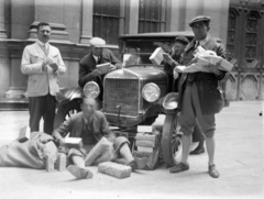 Magyarország, Budapest IX., Fővám tér, a Fővámpalota díszudvara (később a Corvinus Egyetem aulája)., 1931, Zsohár Zsuzsa, amerikai gyártmány, csoportkép, Ford-márka, tréfálkozás, bricsesz, automobil, csomag, kurbli, Budapest, Fortepan #60303