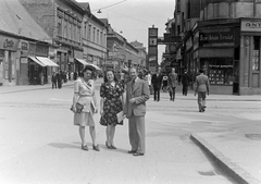 Hungary, Szeged, Dugonics tér, szemben a Kárász utca - a sarkon az Ungár-Mayer palota., 1948, Fortepan, sign-board, street view, three people, Fortepan #6031