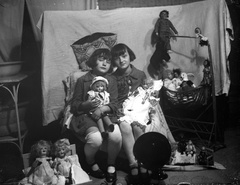 1930, Zsohár Zsuzsa, doll, interior, puppet-show, twins, double portrait, Fortepan #60316