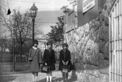 Magyarország, Budapest XI., Kosztolányi Dezső tér 12., 1930, Zsohár Zsuzsa, divat, cégtábla, lámpaoszlop, diáksapka, lány, diák, uzsonnás doboz, Budapest, Fortepan #60335