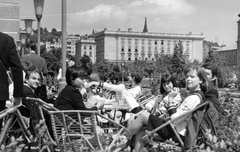 Magyarország, Budapest XI., Tas vezér utca, a Sport (később Flamenco) szálló terasza. Háttérben a József Attila (később Budai Ciszterci Szent Imre) Gimnázium., 1968, Fortepan/Album055, gimnázium, ünneplő ruha, Budapest, ciszterci rend, neobarokk stílus, Wälder Gyula-terv, Fortepan #60350