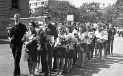 Magyarország, Budapest XI., Villányi út 27. József Attila (később Budai Ciszterci Szent Imre) Gimnázium., 1968, Fortepan/Album055, gimnázium, ballagás, matrózblúz, ünneplő ruha, virágcsokor, tarisznya, Budapest, ciszterci rend, kosárlabda palánk, Wälder Gyula-terv, Fortepan #60351