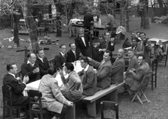 1961, Lukács Zsolt, kert, bútor, italozás, zenekar, pad, cimbalom, társaság, cigányzene, szódásüveg, kancsó, lakodalom, Fortepan #60355