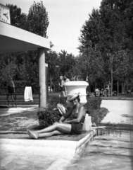 Magyarország, Margitsziget, Budapest, Palatinus Strandfürdő., 1938, Szerdahelyi Márk, portré, strand, fürdőruha, óra, víztükör, strandtáska, hölgy, virágtartó, nyújtott láb, Fortepan #60373