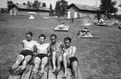 Magyarország, Nyíregyháza, sóstói Strandfürdő., 1942, Zsanda Zsolt, strand, libikóka, napozás, kabinsor, Fortepan #60390