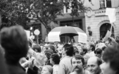 Magyarország, Budapest V., Vörösmarty tér, tüntetés a bős-nagymarosi vízlépcsőrendszer felépítése ellen, 1988. szeptember 12-én., 1988, Philipp Tibor, esernyő, transzparens, Budapest, tiltakozás, rendszerváltás, Fortepan #60403