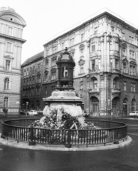 Magyarország, Budapest V., a Báthory utca és a Hold (Rosenberg házaspár) utca kereszteződésénél található tér, Batthyány örökmécses., 1988, Philipp Tibor, örökmécs, Budapest, Fortepan #60418