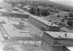 Magyarország, Budapest XI., előtérben a Keveháza utcai iskola (később Bethlen Gábor Általános Iskola és Újreál Gimnázium Montessori Tagiskolája), mellette az óvoda és a bölcsőde., 1968, Fortepan, iskola, látkép, Budapest, Fortepan #6042