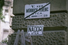 Magyarország, Budapest V., Nádor (Münnich Ferenc) utca - Vértanúk tere (Ságvári tér) sarok. A felvétel a Münnich Ferenc utca visszanevezésekor, 1989. július 14-én készült., 1989, Philipp Tibor, színes, jelképrombolás, utcanévtábla, Budapest, rendszerváltás, Fortepan #60437