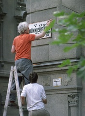 Magyarország, Budapest V., Nádor (Münnich Ferenc) utca - Garibaldi utca sarok, a létrán Krassó György. A felvétel a Münnich Ferenc utca visszanevezésekor, 1989. július 14-én készült., 1989, Philipp Tibor, színes, jelképrombolás, utcanévtábla, Budapest, rendszerváltás, Fortepan #60438